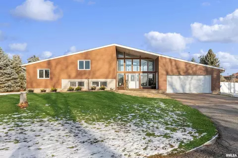 925 E Lincoln Rd, Eldridge, IA 52748
