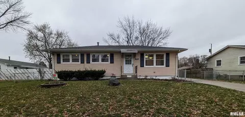 7903 10th St W, Rock Island, IL 61201