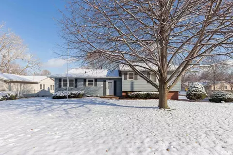 713 10th St, Silvis, IL 61282