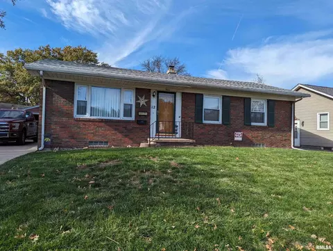 12 NW Columbia Ct, Davenport, IA 52804