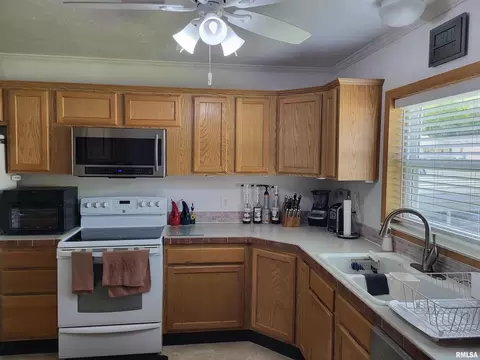 145 S Jackson St, Kinderhook, IL 62345 photo 4