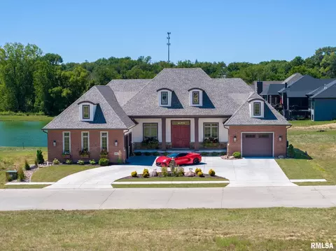 4462 N Paddington Cir, Bettendorf, IA 52722