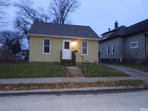 2011 Davie St, Davenport, IA 52804