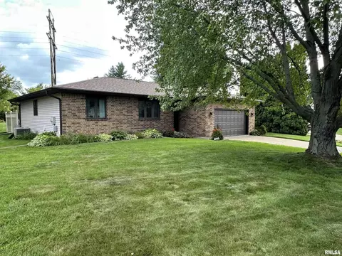 4235 Winston Pl, Bettendorf, IA 52722