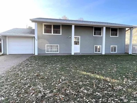 1903 W 70th St, Davenport, IA 52806