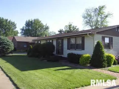 302 S State Rd NE, Mendon, IL 62351