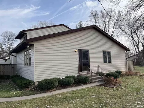 3593 Cedarwood Ct, Bettendorf, IA 52722