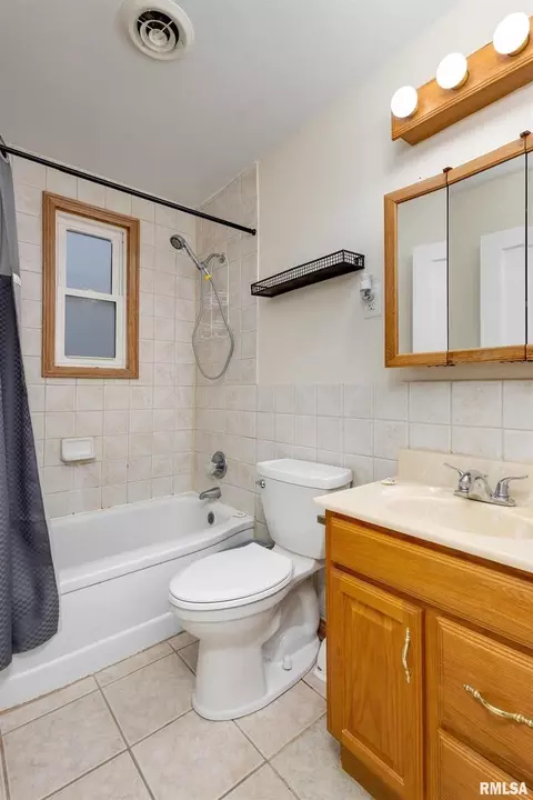 1121 39th St, Moline, IL 61265 photo 4