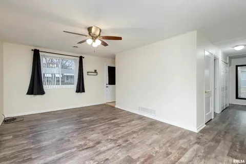 1121 39th St, Moline, IL 61265 photo 18