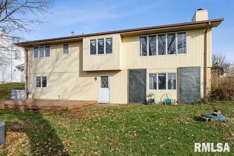 204 W Dammann Dr, Eldridge, IA 52748 photo 2
