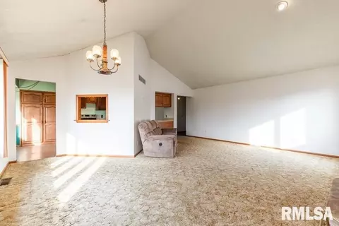 204 W Dammann Dr, Eldridge, IA 52748 photo 6