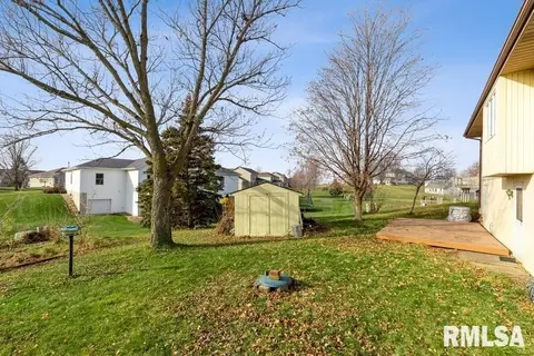 204 W Dammann Dr, Eldridge, IA 52748 photo 3