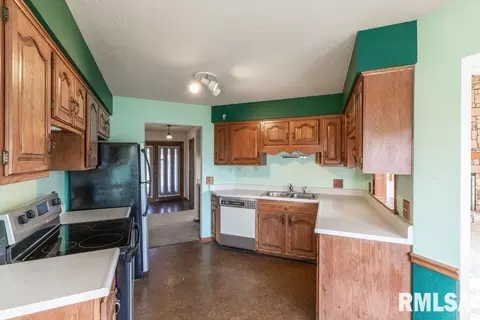 204 W Dammann Dr, Eldridge, IA 52748 photo 8