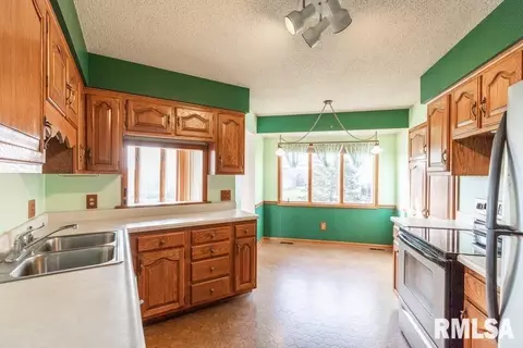 204 W Dammann Dr, Eldridge, IA 52748 photo 7