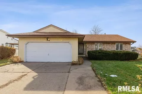 204 W Dammann Dr, Eldridge, IA 52748
