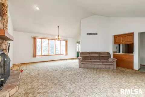 204 W Dammann Dr, Eldridge, IA 52748 photo 5