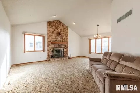 204 W Dammann Dr, Eldridge, IA 52748 photo 4