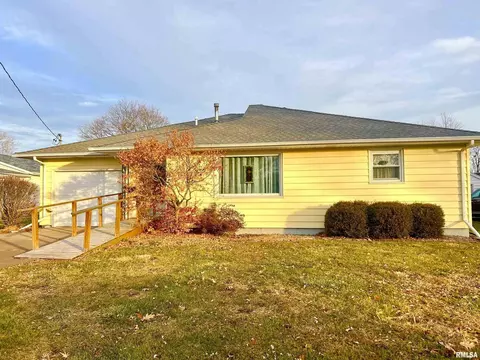 805 W Main St, Aledo, IL 61231