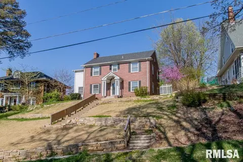 130 Fernwood Ave, Davenport, IA 52803