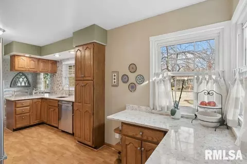 3109 15th St, Moline, IL 61265 photo 9