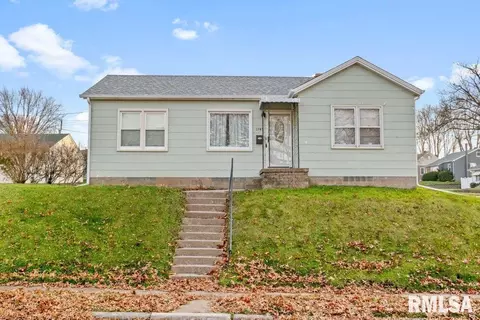1745 Hayes St, Davenport, IA 52804