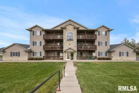 3209 S 16th Ave #204, Eldridge, IA 52748