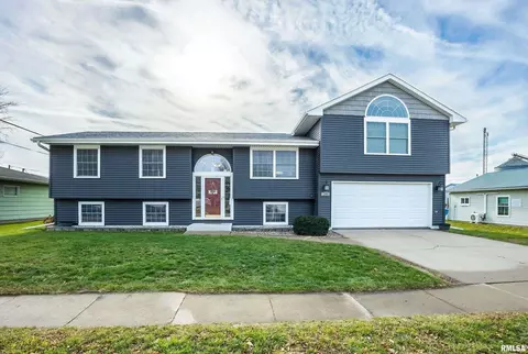 215 2nd St, Dewitt, IA 52742