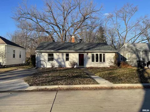 24 Blackhawk Hills Dr, Rock Island, IL 61201