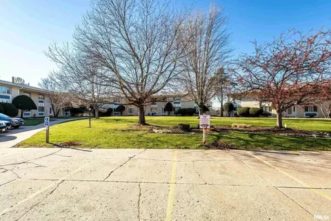 930 17th St #21, Moline, IL 61265 photo 2
