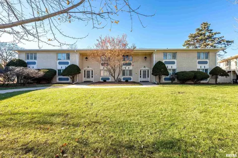 930 17th St #21, Moline, IL 61265