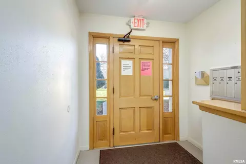 930 17th St #21, Moline, IL 61265 photo 3
