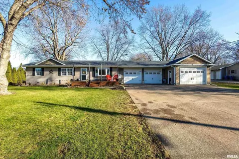 1811 11th Ave, Eldridge, IA 52748