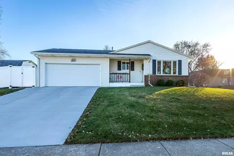 2117 W 66th St, Davenport, IA 52806