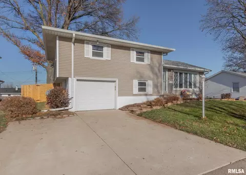 2338 W Rusholme St, Davenport, IA 52804