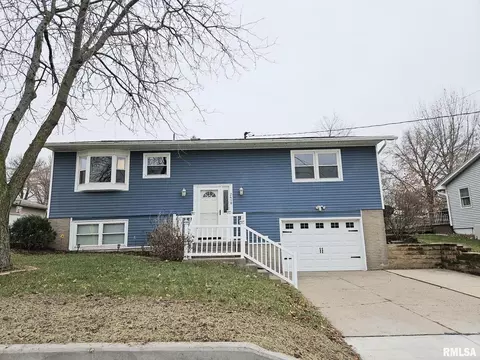 2418 W Fulliam Ave, Muscatine, IA 52761