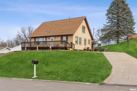 1325 S 12th St, Clinton, IA 52732