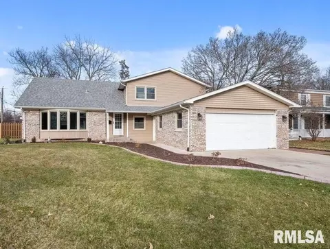 2705 17th Avenue Ct, Moline, IL 61265