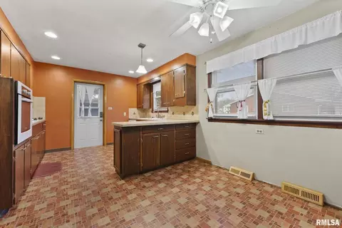 306 W Center St, Atkinson, IL 61235 photo 11