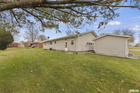 306 W Center St, Atkinson, IL 61235 photo 4