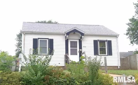 2316 N 8th St, Clinton, IA 52732