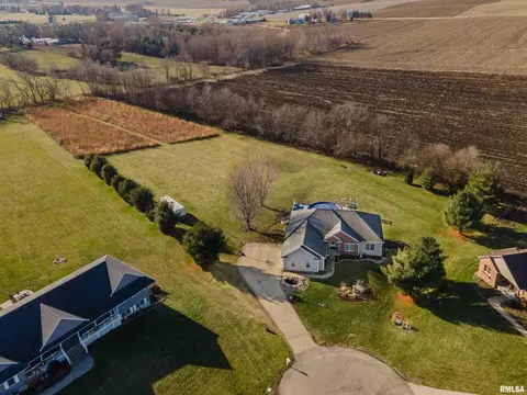 1247 Willadsen Ct, Clinton, IA 52732