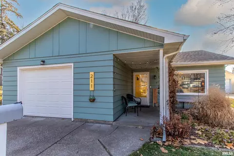 211 Pershing Ct, Davenport, IA 52803