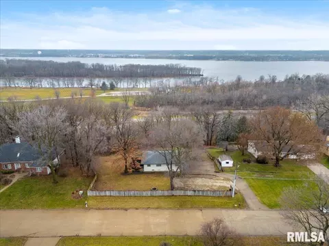 203 S Barrington Dr, Hampton, IL 61256 photo 2