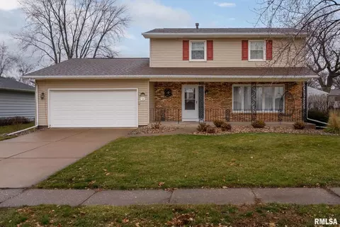 512 W Prairie Vista Dr, Eldridge, IA 52748
