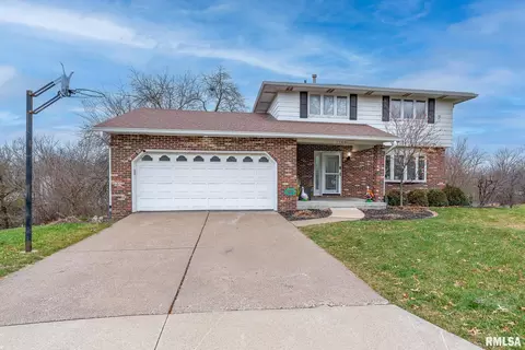 2366 W Crest Ct, Bettendorf, IA 52722