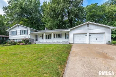 1120 Pineacre Dr, Bettendorf, IA 52722