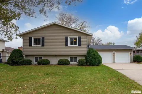 807 W Iowa St, Eldridge, IA 52748