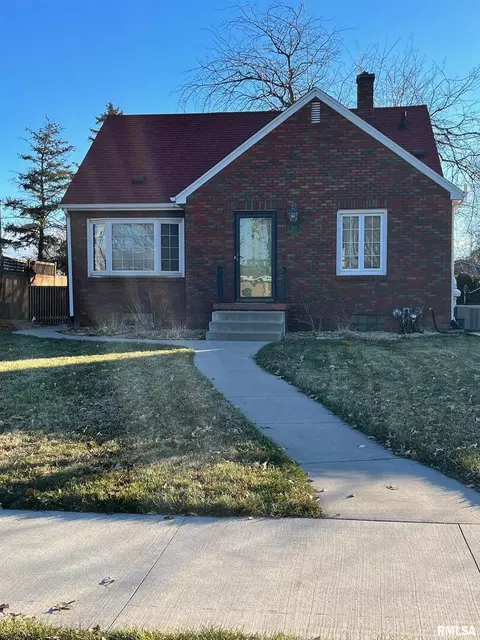 613 N Mississippi St, Blue Grass, IA 52726