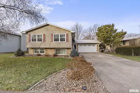 22 Highland Ct, Davenport, IA 52803