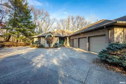 40 Velie Dr #A, Rock Island, IL 61201